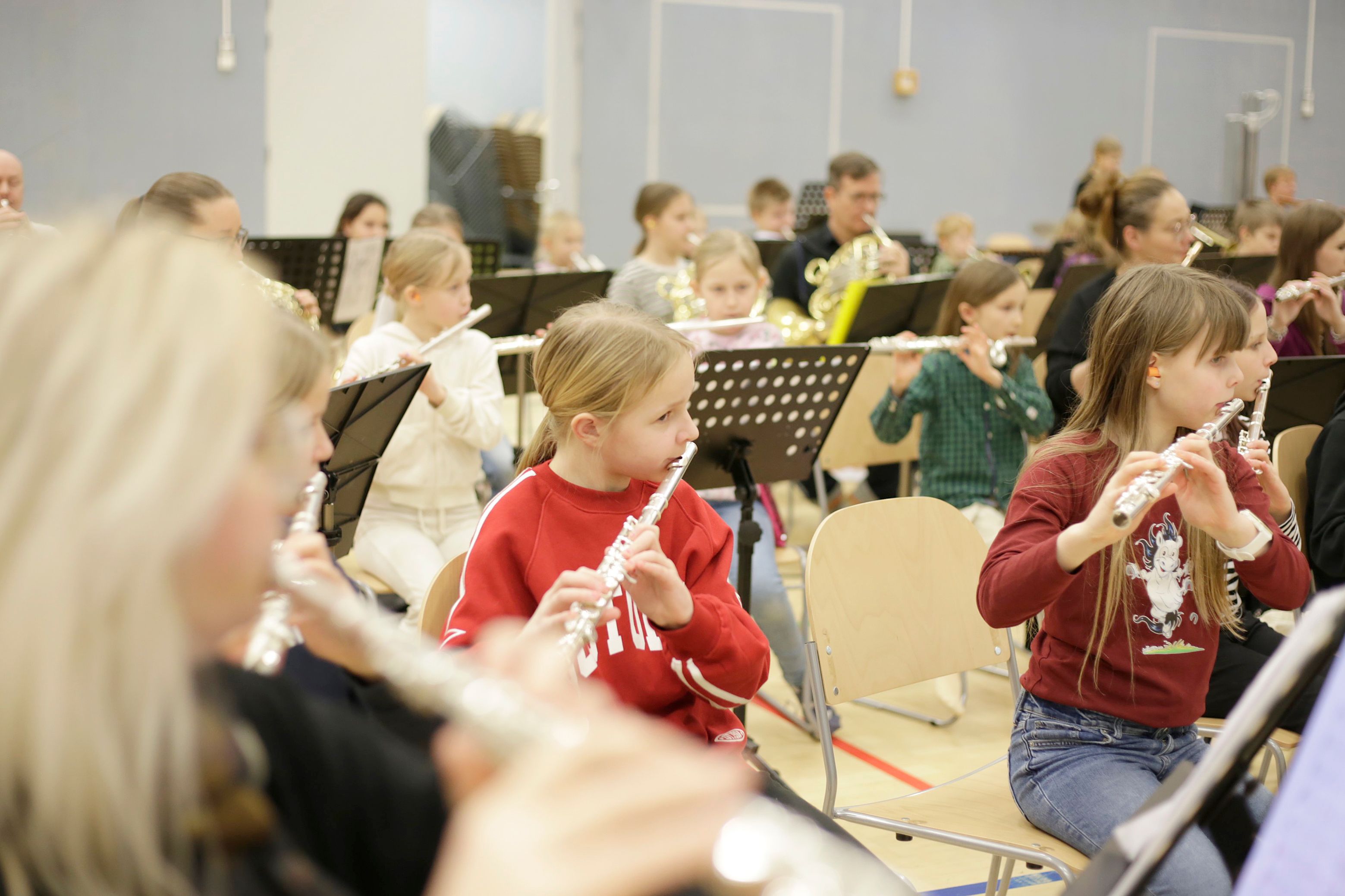 C-puhallinorkesterilaiset soittavat